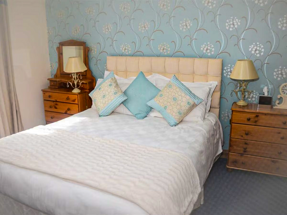 Double en-suite room at Pinewood House